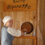 25 Noémie Labbé se fait un plaisir de servir la bière d’épinette
